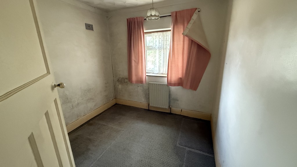 Lot: 39 - SEMI-DETACHED HOUSE FOR REPAIR AND REFURBISHMENT - Internal image of third bedroom